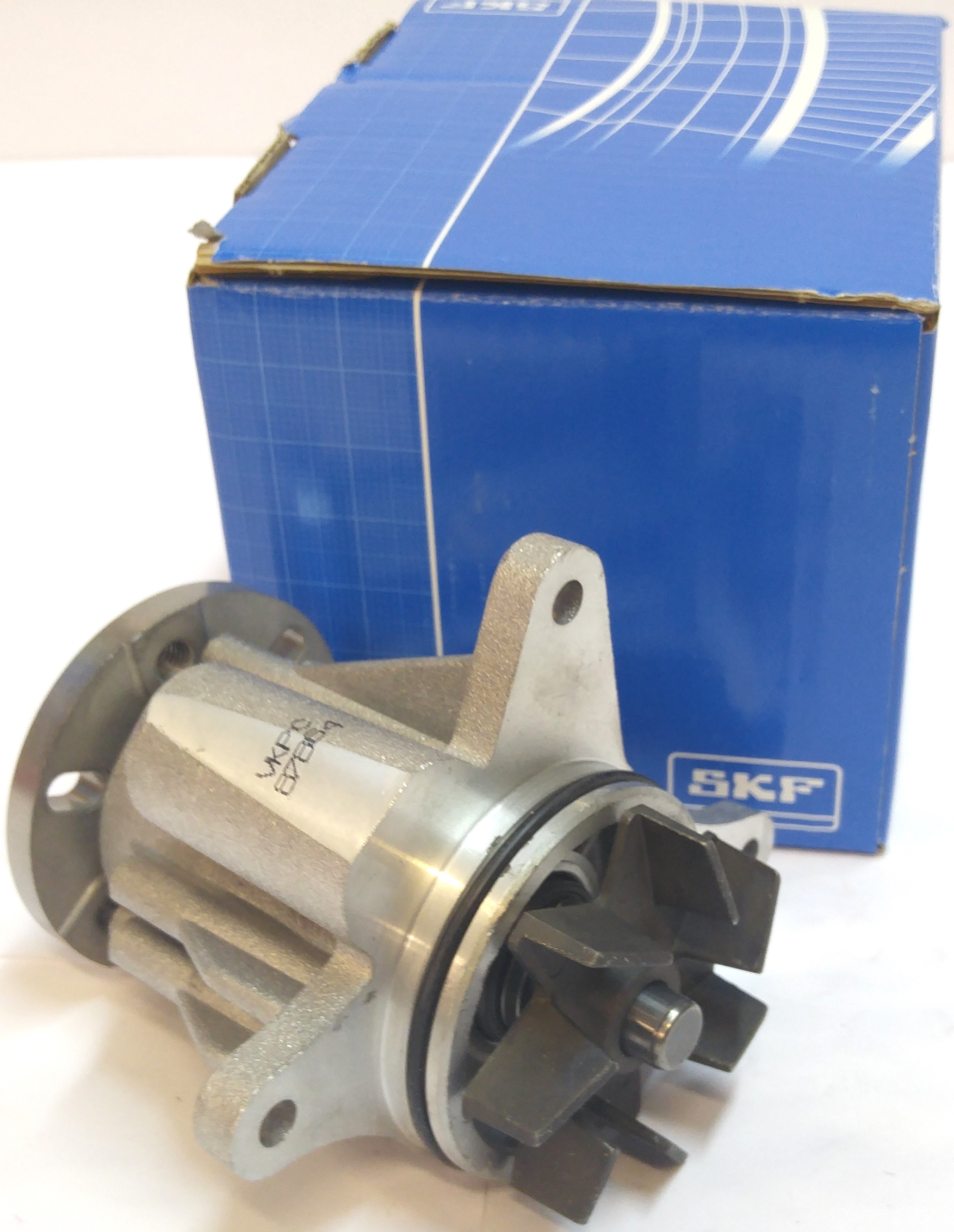 Помпа водяная D3/D4/RRS 3.0D (LR013164||SKF)