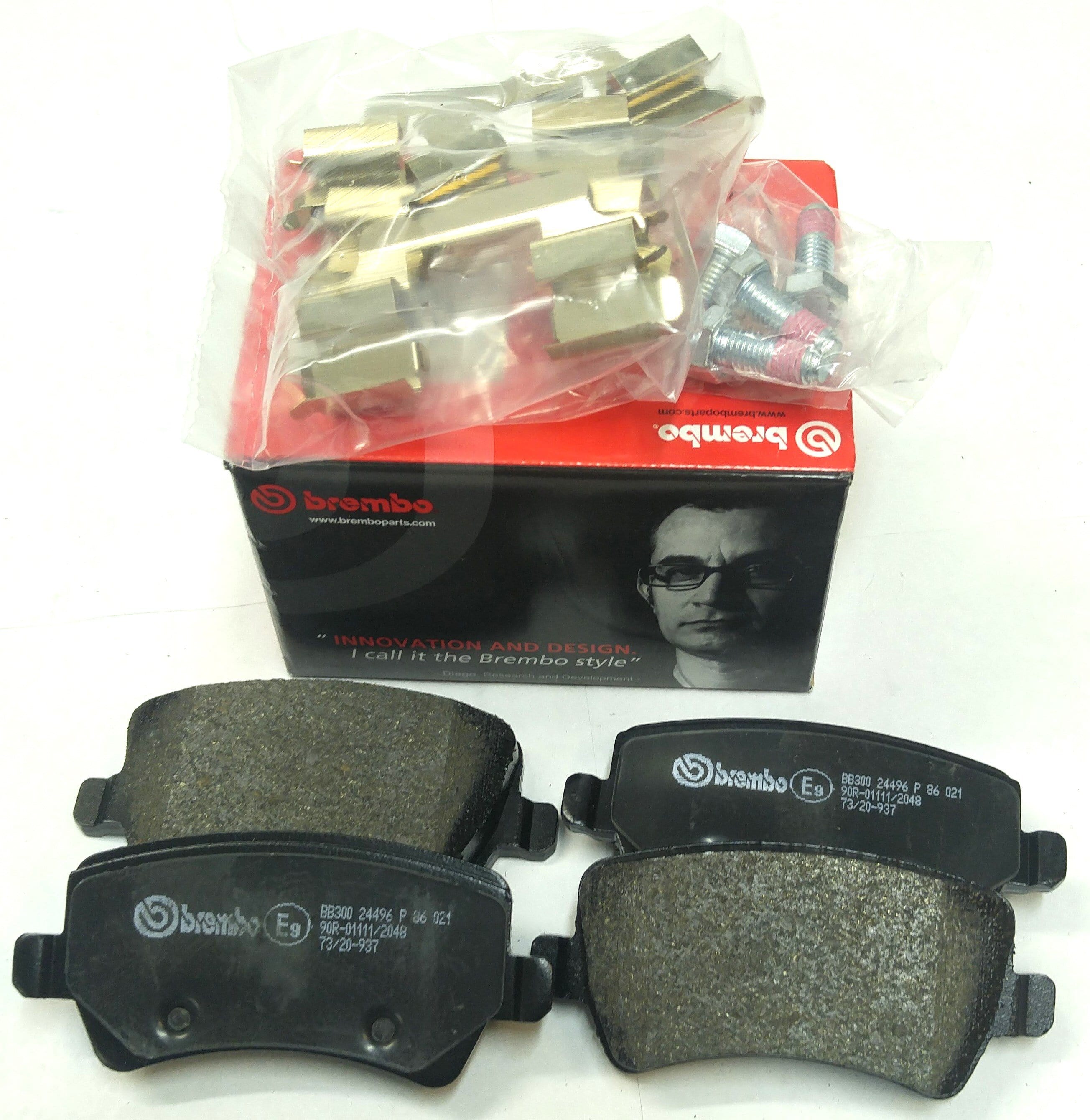 Колодки тормозные задние EVOQUE/ FR2 2013 - (LR043285||BREMBO)
